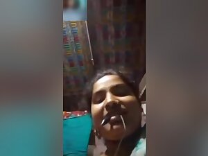 Today Exclusive- Desi Bhabhi Showing Her Boobs To Lover Video Call