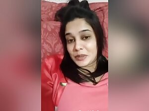 Exclusive- Desi Look Sexy Nri Girl Showing Her Wet Pussy