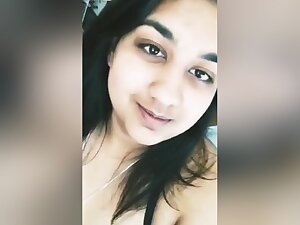 Today Exclusive-cute Nri Girl Showing Her Boobs