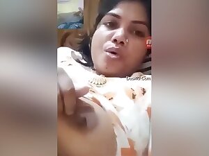 Desi Bhabhi Shows Her Boobs To Lover On Video Call