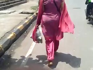 Indian Milf in Pink Salwar Ass